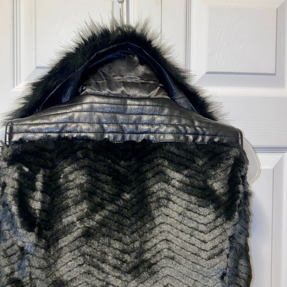 GUESS Womens Piper Faux Fur Vest - Picture 7 of 13